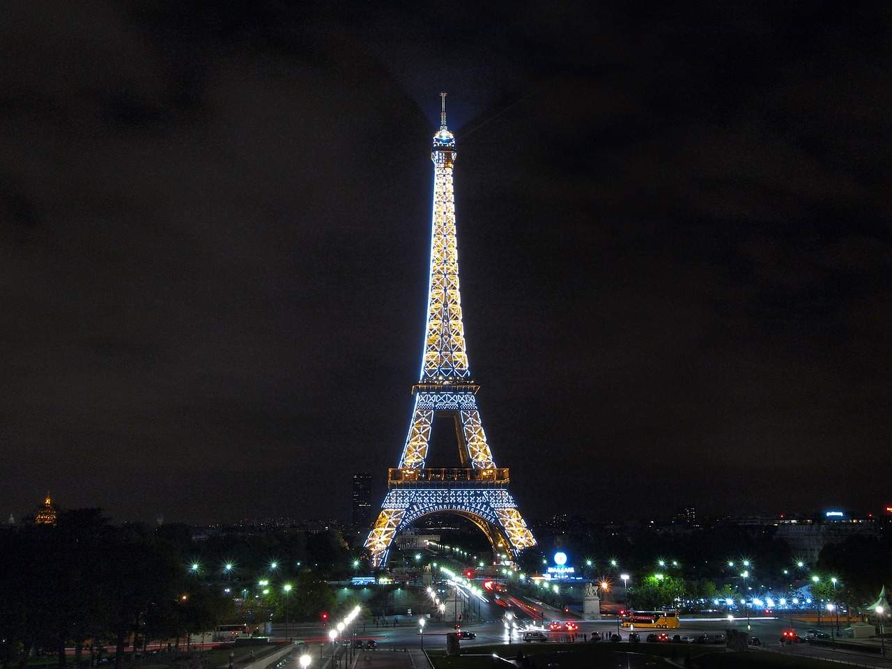 Der Eiffelturm bei Nacht
